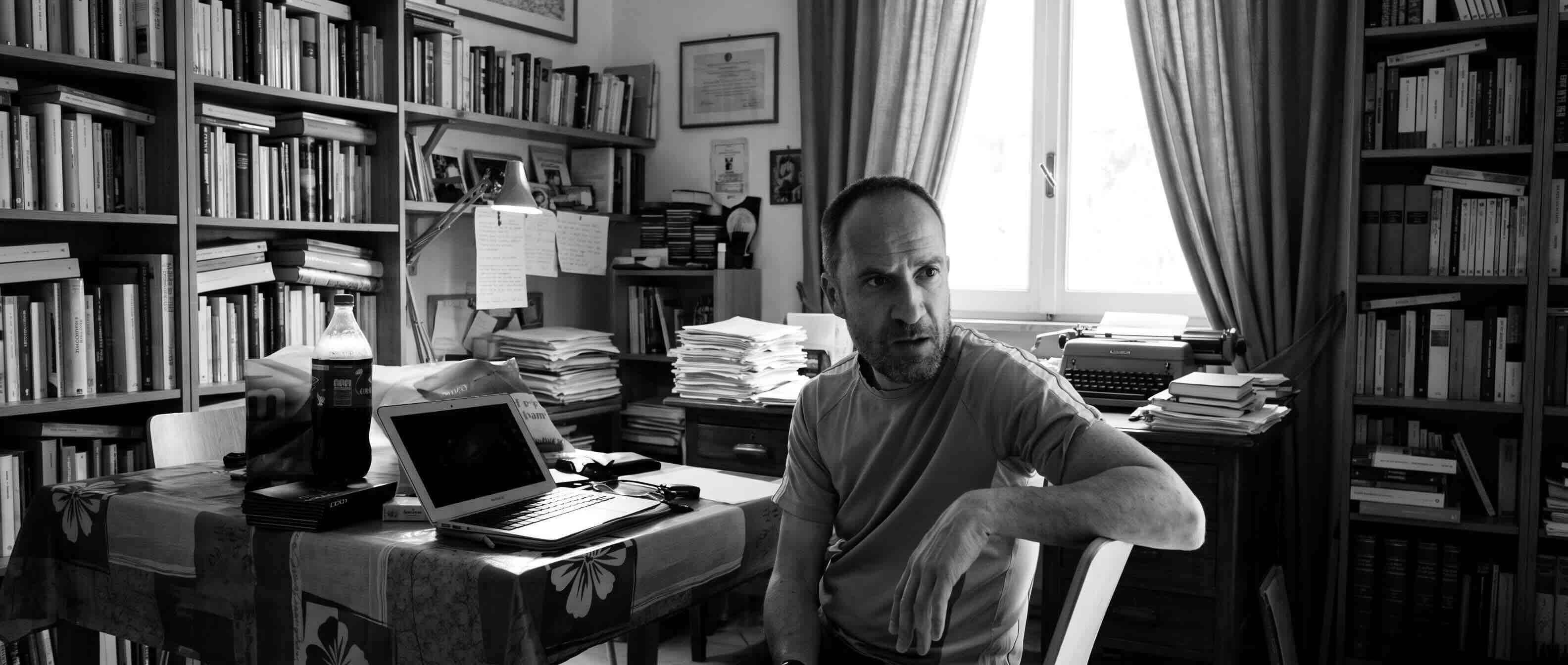 Davide Vasta al lavoro su un articolo per Rec & Roll